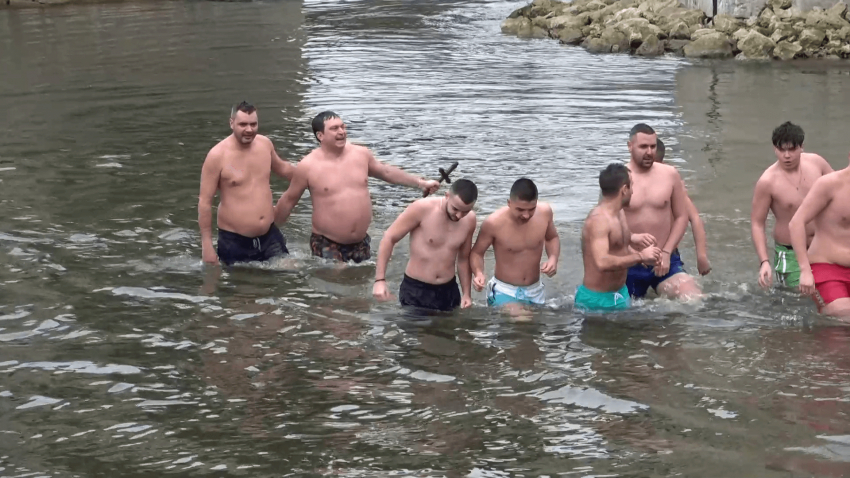 ВИДЕО: За втора поредна година русенецът Михаил Маринов спаси кръста в Бяла