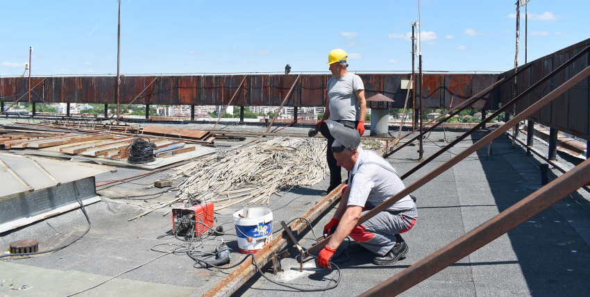 Започна основен ремонт на покрива на Общинска администрация Разград
