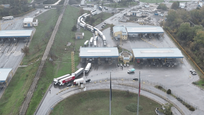 ВИДЕО: Интензивен тежкотоварен трафик към Дунав мост при Русе след пускането на движението