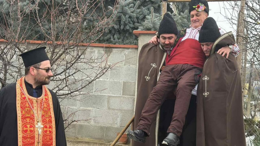 ВИДЕО: Черешово спази уникалната си традиция и отбеляза Дядовден, напук на Бабинден