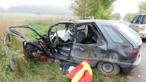 Младеж пострада след челен удар между кола и камион в Разградско