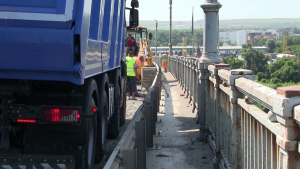 ВИДЕО: Временно спират аварийния ремонт на Дунав мост