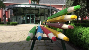 Монтираха пейки от големи моливи в градинката до галерията в Разград