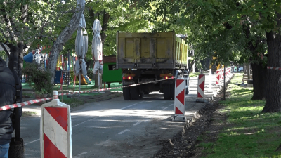 ВИДЕО: Започна ремонт на част от алеите в парка на младежта в Русе