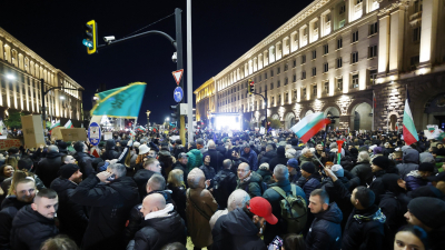 ВИДЕО: Правителството оттегли бюджета, но отказа да подаде оставка. Опозицията и президентът призоваха за избори