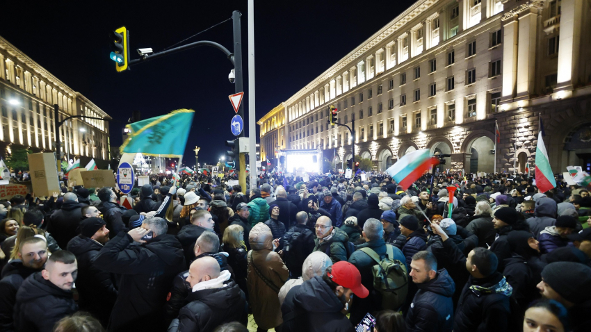 ВИДЕО: Правителството оттегли бюджета, но отказа да подаде оставка. Опозицията и президентът призоваха за избори