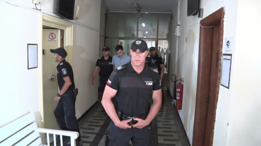 ВИДЕО: Оставиха под домашен арест младежа, убил на място с кола трима души в Разград
