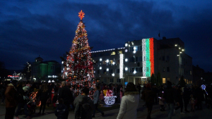 Грейнаха светлините на Коледната елха в Търговище