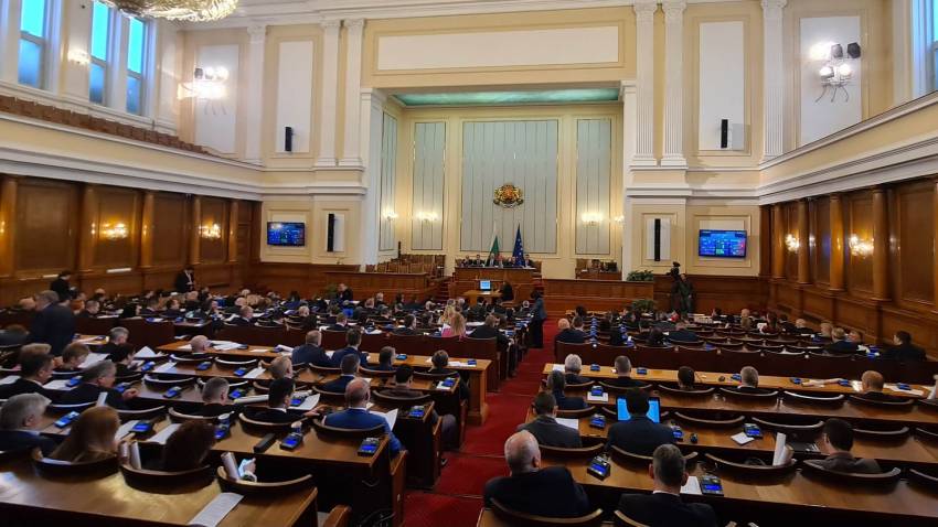 ВИДЕО: Парламентът се разпусна