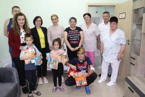 Служители от Областната администрация в Русе зарадваха децата от беленската болница