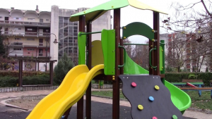 Поставиха нови съоръжения за игра на две детски площадки в Разград