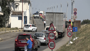 ВИДЕО: Проблеми с преминаването на ТИР-ове през Дунав мост от румънската страна