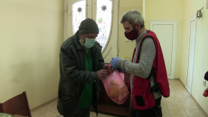 Кризисната трапезария на БЧК продължава да подкрепя бездомни и скитащи в Русе