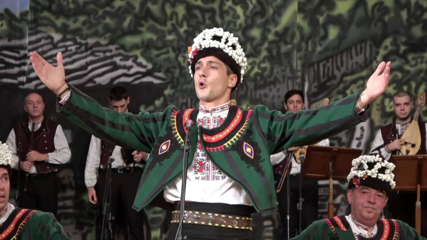 Навръх Бъдни вечер КИС 13 ви показва празничния концерт на Капанския ансамбъл