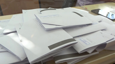 ВИДЕО: Проблем с машините в секции в Русе и Две могили, избирателите там гласуват на хартия