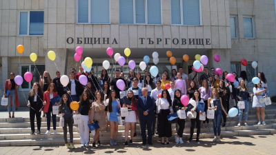 ВИДЕО: Кметът на Търговище проведе традиционната си среща с отличниците на випуска