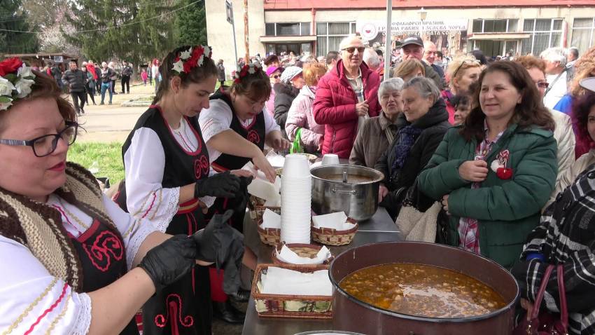 Хиляди посетиха уникалния празник на греяната ракия и зелевата чорба в село Бабово