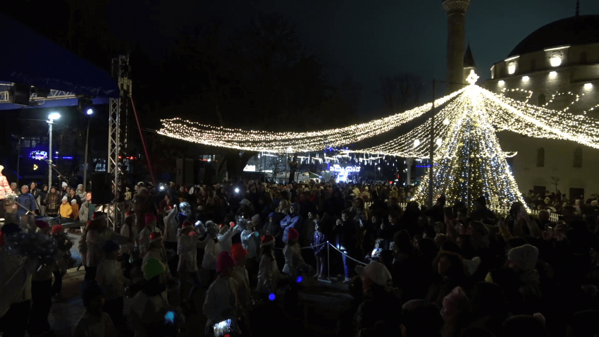 ВИДЕО: Градската елха на Разград грейна с коледна магия