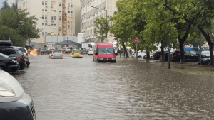 ВИДЕО: Проливните дъждове оставиха части от Русе под вода тази сутрин