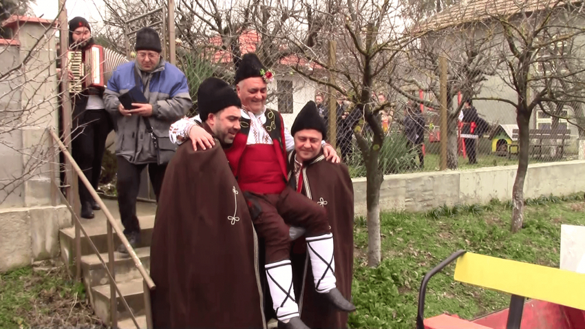 ВИДЕО: Напук на Бабинден, в Черешово отново празнуваха Дядовден!