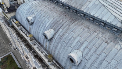 ВИДЕО: Предприемат спешни мерки срещу течовете в Доходното здание в Русе