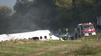 ВИДЕО: Самолет с 12 души на борда "се разби" на брега на Дунава край Русе