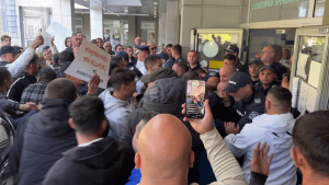 Напрежение в Русе: Близки на починалата родилка от Две могили се събраха пред АГ-комплекса