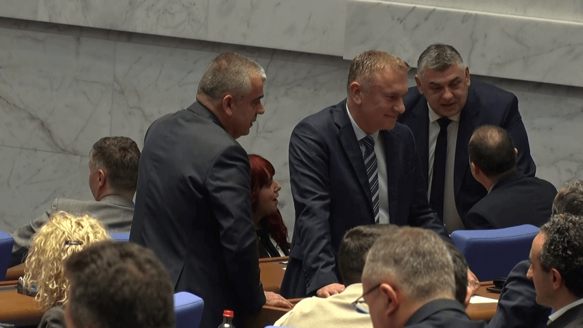 ВИДЕО: Президентът дава третия мандат на АПС