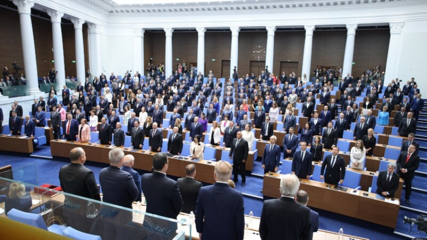 ВИДЕО: Фалстарт: Новият парламент започна работа, но не успя да си избере председател