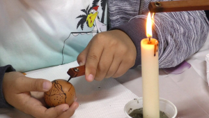 Деца от Търговище се учат да прилагат специфична техника за изписване на Великденски яйца