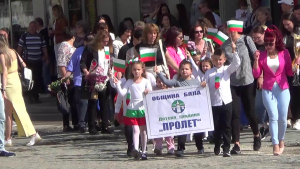 ВИДЕО: Деца от всички образователни институции в Бяла се включиха в шествието за 24 май