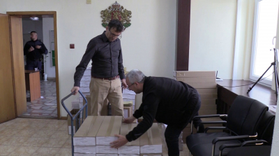 ВИДЕО: Раздадоха по общините в Разградско изборните бюлетини и книжа